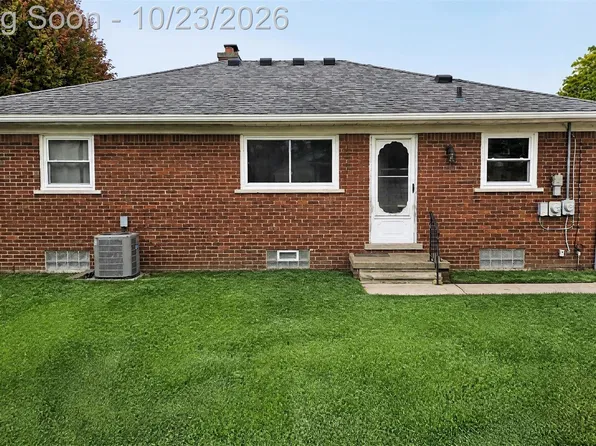 22979 Rosedale St, Saint Clair Shores, MI 48080