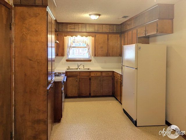 2nd image of 221 Louisiana St