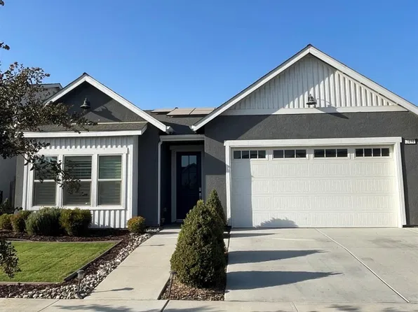 2434 W Heather Ln, Hanford, CA 93230