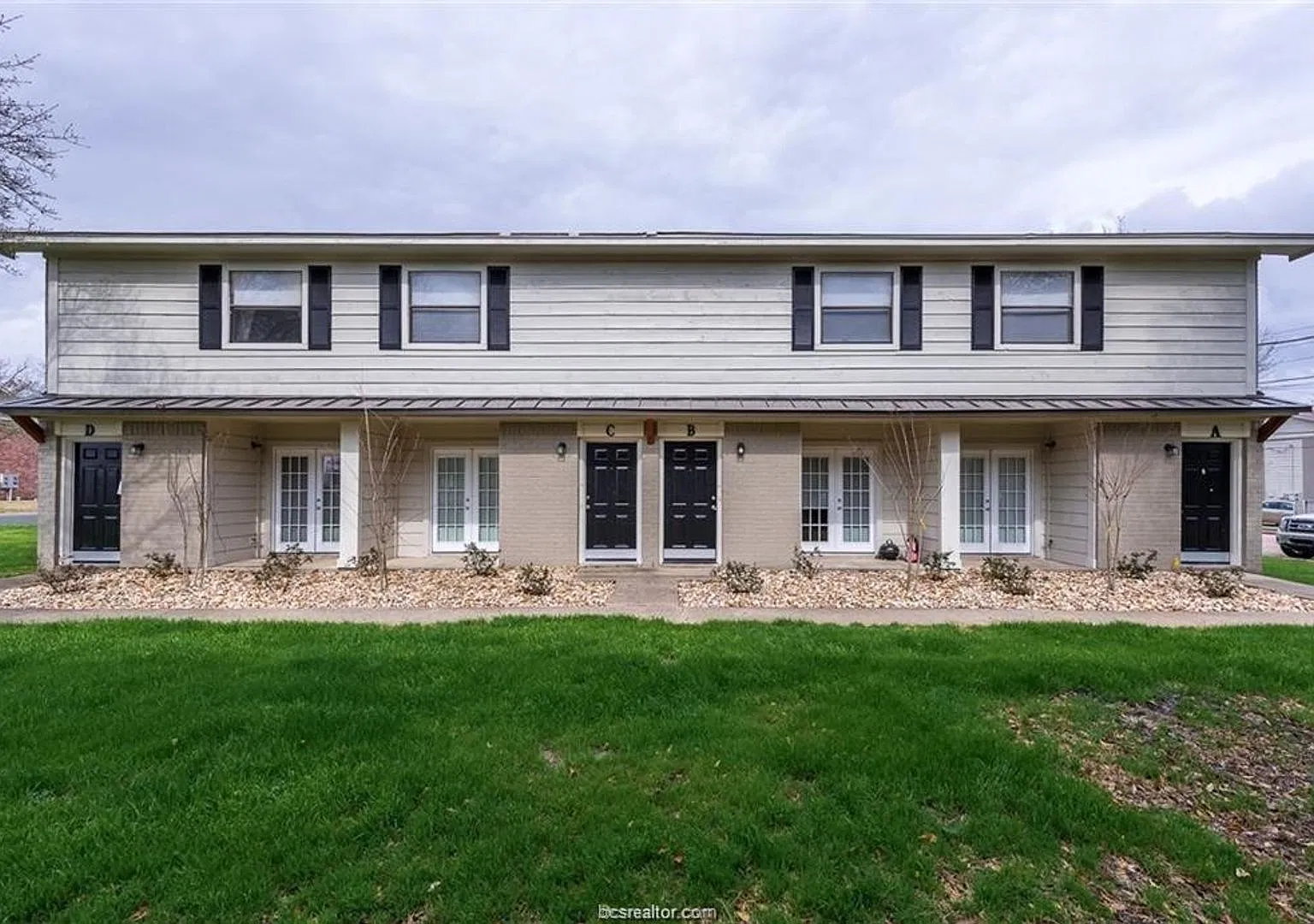 Beautiful 2 Bed/1.5 Bath with Awesome Features! — Photo 1