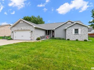 25 Whiting Dr, Divernon, IL 62530