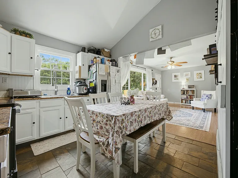 2596 Gordon Cir SE — Photo 8