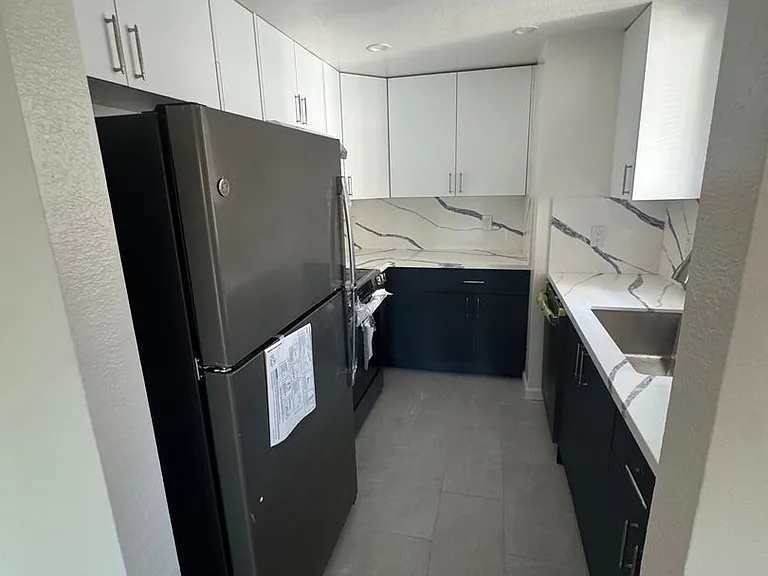 512 Lancaster Ln — Photo 3