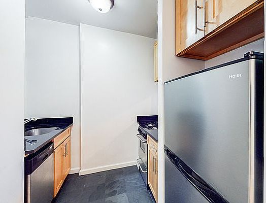 5th image of 335 E 13th St APT 6