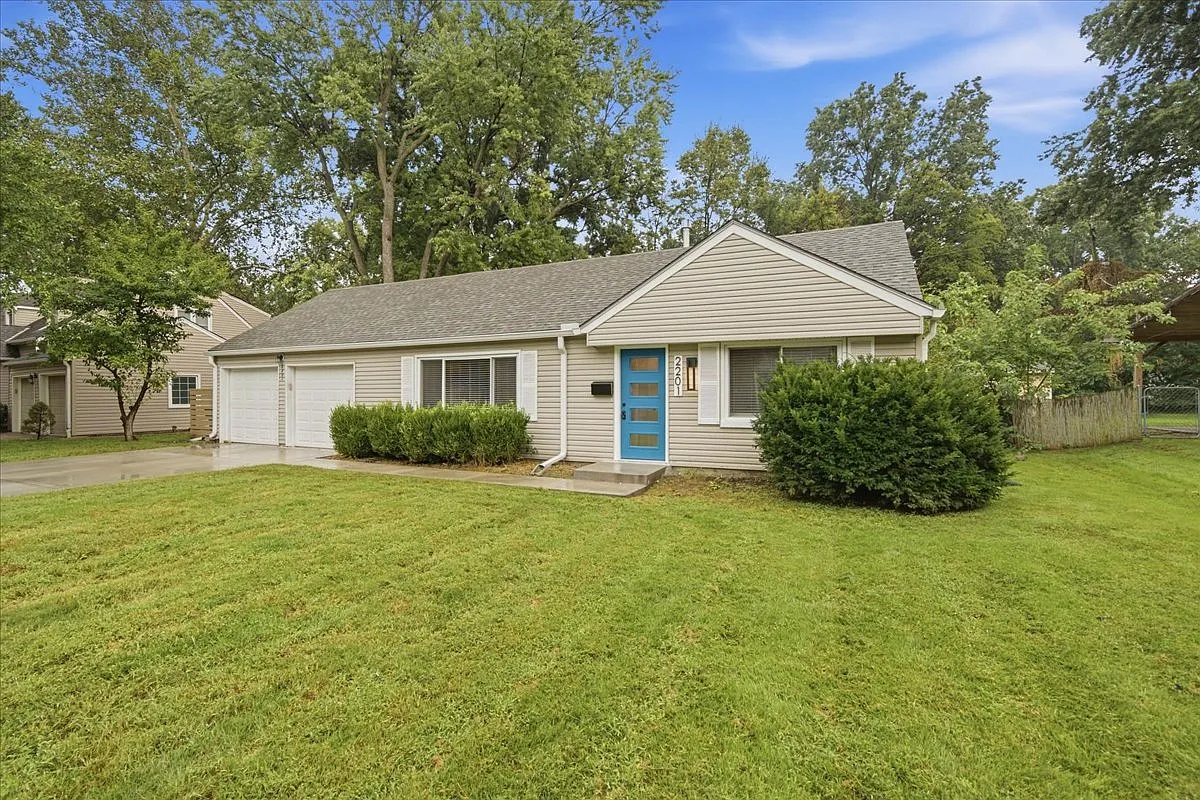 3 bed, 1.5 bath, 1200 sqft, $2,299 — Photo 2