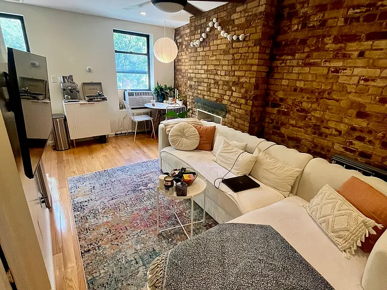 536 E 6th St #5 — Photo 1