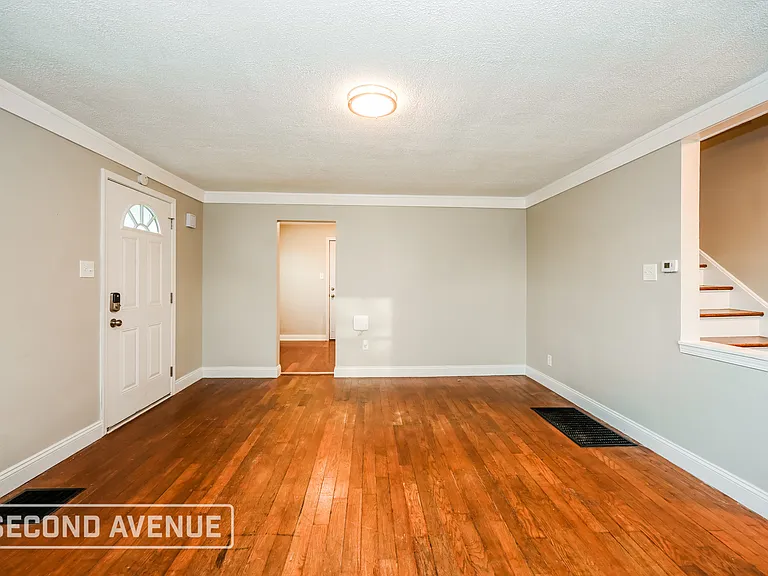 5589 Raceview Ave — Photo 3