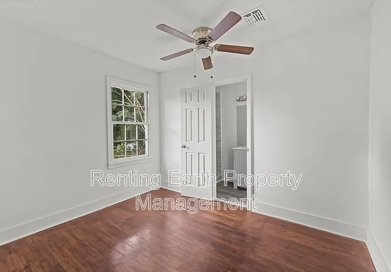 2537 3rd St NE — Photo 5