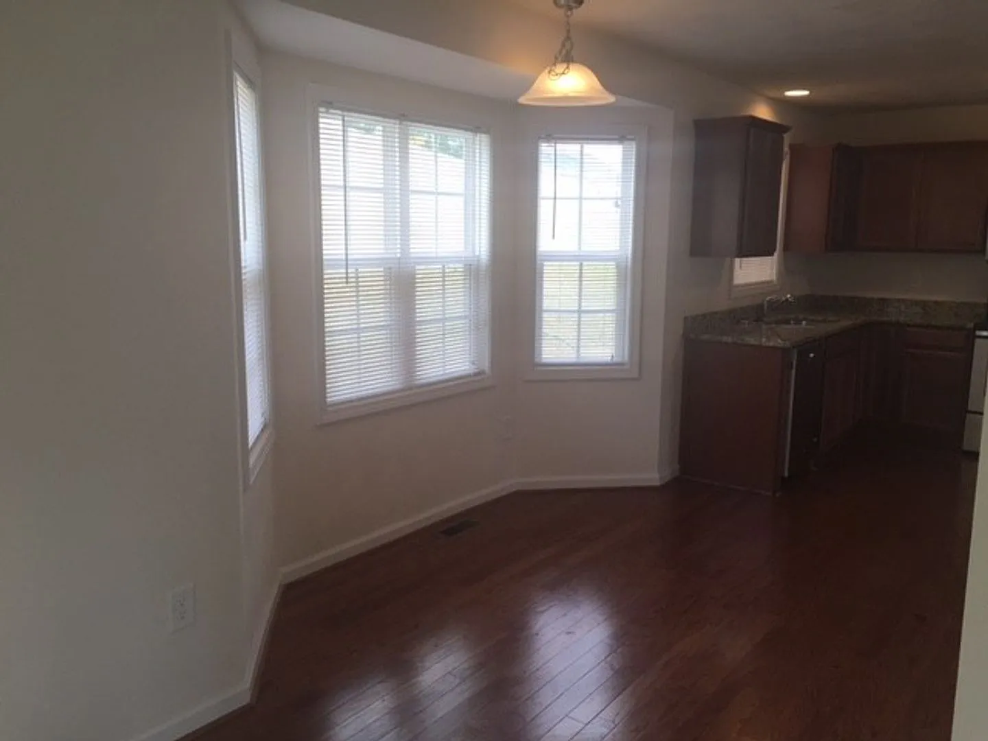 3 Bedroom 2.5 Half Bath House with 1 car garage — Photo 2