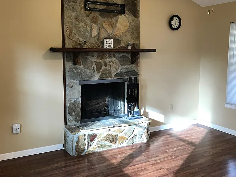 912 Spruce Ct — Photo 4