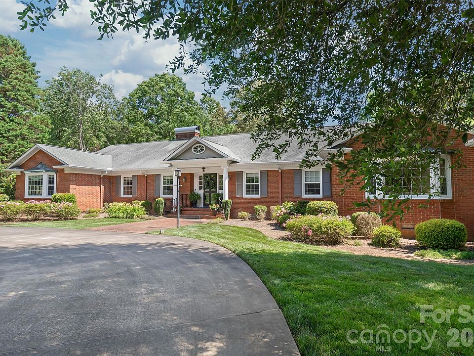 1st image of 301 Fairway Dr