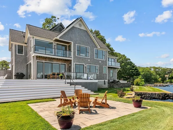 1040 Dickinson St, Fall River, MA 02721