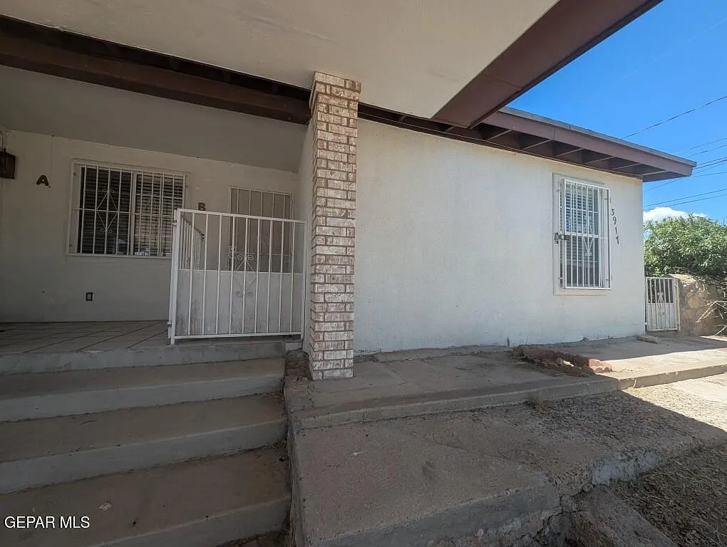 2 bed, 1.0 bath, 900 sqft, $1,200 — Photo 2