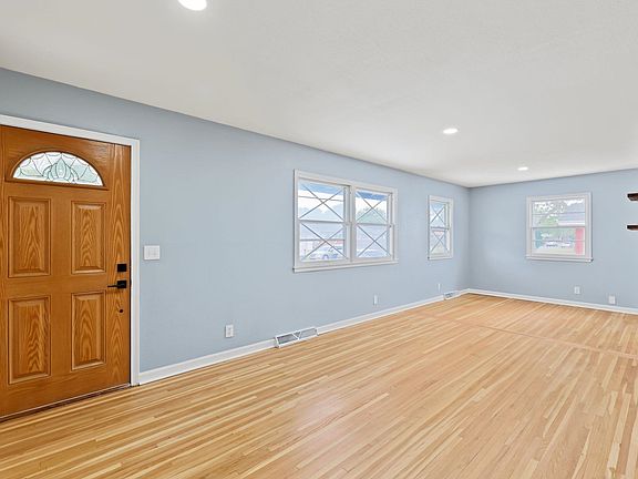 4th image of 3046 S Everett Ave