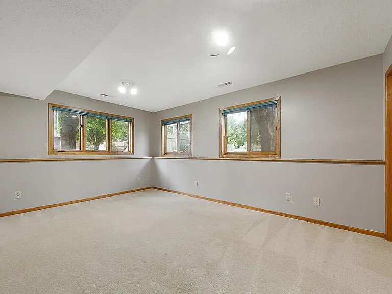 751 Lathrop Dr — Photo 12