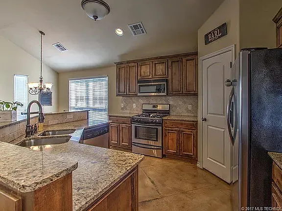 3 bed, 2.5 bath, 1700 sqft, $2,000 — Photo 4