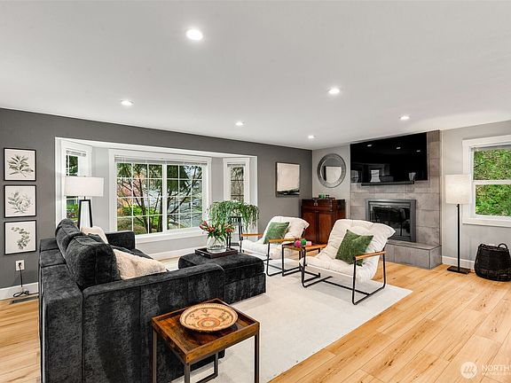 5th image of 403 Ferndale Avenue NE