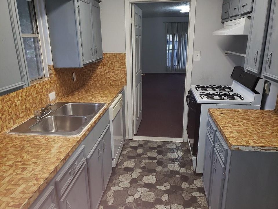 1st image of 7102 Oak Village Dr