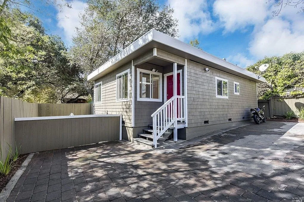 1385 1/2 Sir Francis Drake Blvd, Unit 1 — Photo 1