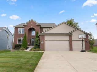 1957 Margie Dr, White Lake, MI 48386