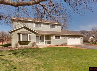 11 Holiday Ct, North Mankato, MN 56003