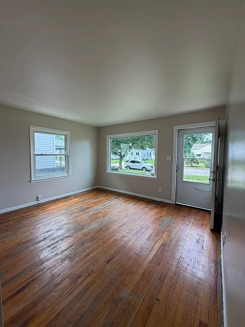 3 bed, 1000 sqft, $1,350 — Photo 2