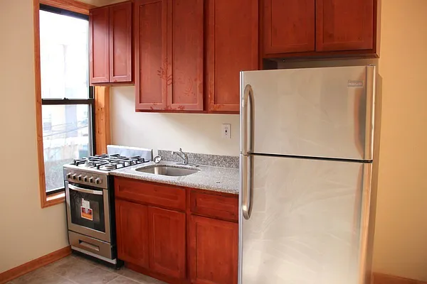 Rented by Leonidas Realty | media 27