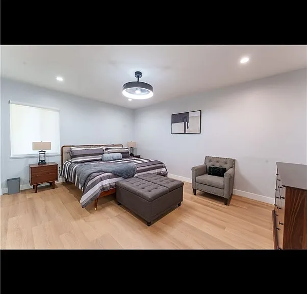 12329 Oxford — Photo 12
