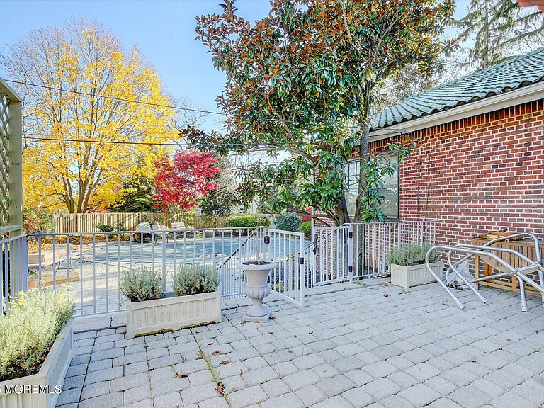 589 Westwood Ave — Photo 30