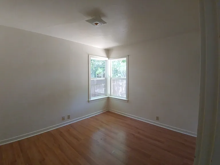 303 Crater Lake Pkwy — Photo 4