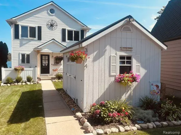 3274 Lakeview Dr, Highland, MI 48356