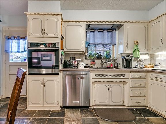 5th image of 2745 Plymouth Ln