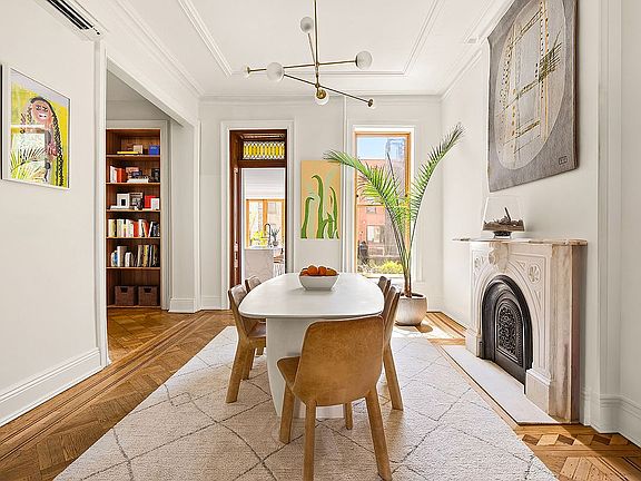 4th image of 400 Putnam Ave