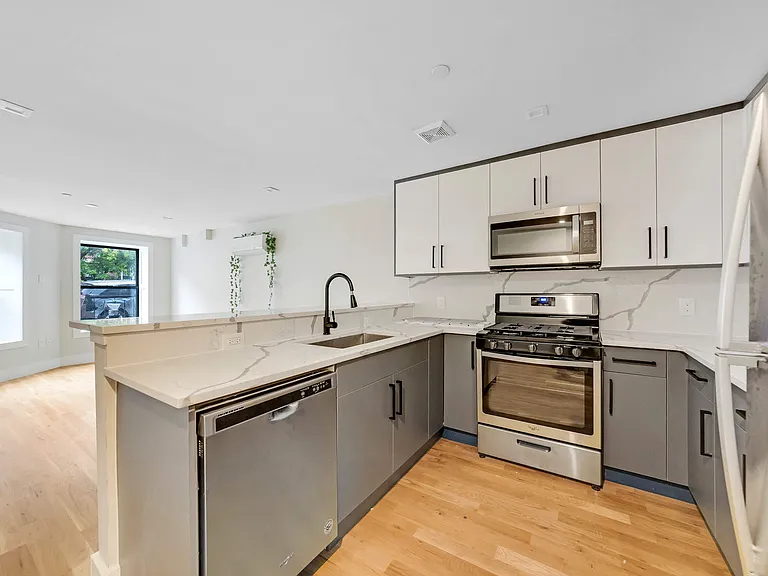 586 Quincy St #1A — Photo 4