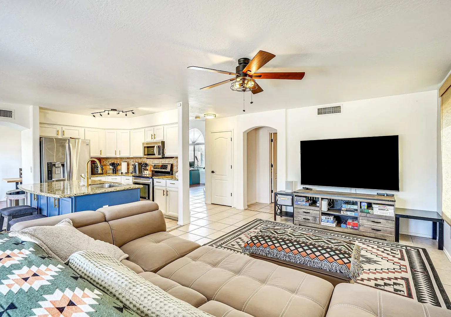 Furnished W/Oasis Pool Avail Now! Reduced $3200 W/ 2 Weeks Free! — Photo 4