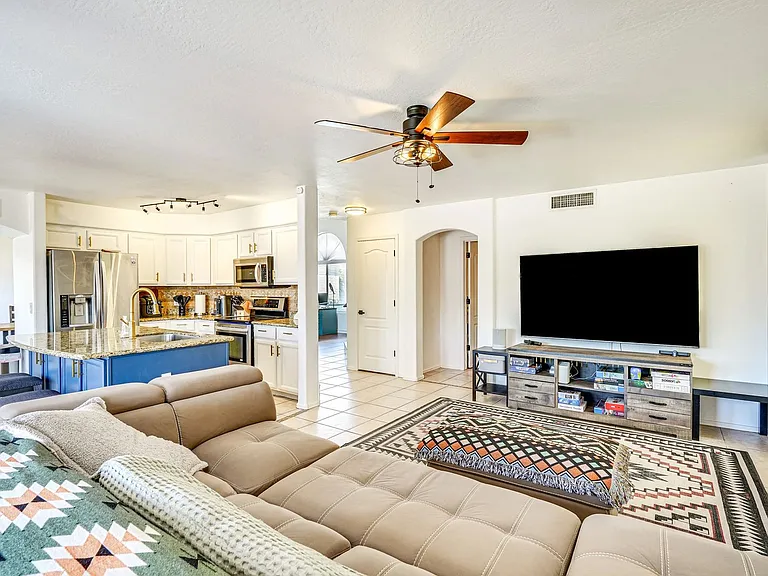 915 E Montoya Ln — Photo 3