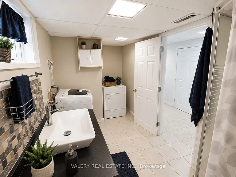 374 Edmonton St E #2 — Photo 3