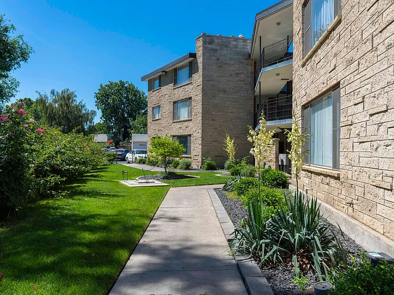 Dolphin Apartments: Leasing Specials! Great location in Kennewick — Photo 38