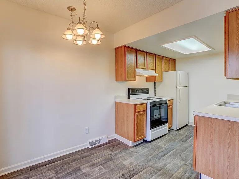 Applewood Crest Townhomes & Apartments — Photo 9