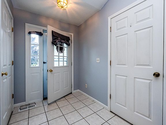 3rd image of 6515 Niagara Cir