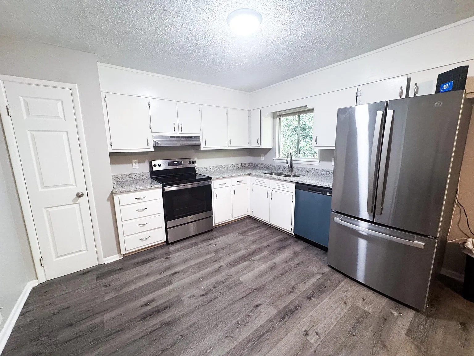 4 bed, 2.0 bath, 1800 sqft, $667 — Photo 4