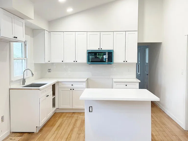 155 S Grand Oaks Ave — Photo 3
