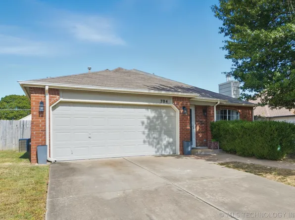 704 E Helena St, Broken Arrow, OK 74012