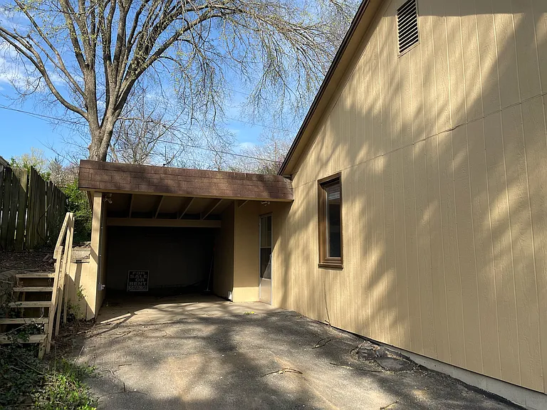 137 Roark Ave — Photo 2