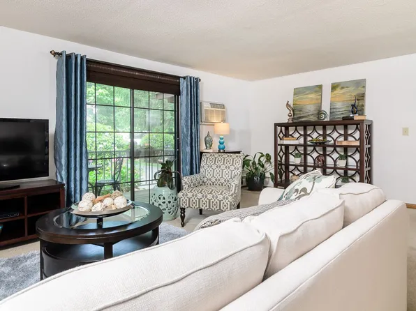 Hillcrest Village: 16HC, 16 Hillcrest Rd #1, Foxboro, MA 02035