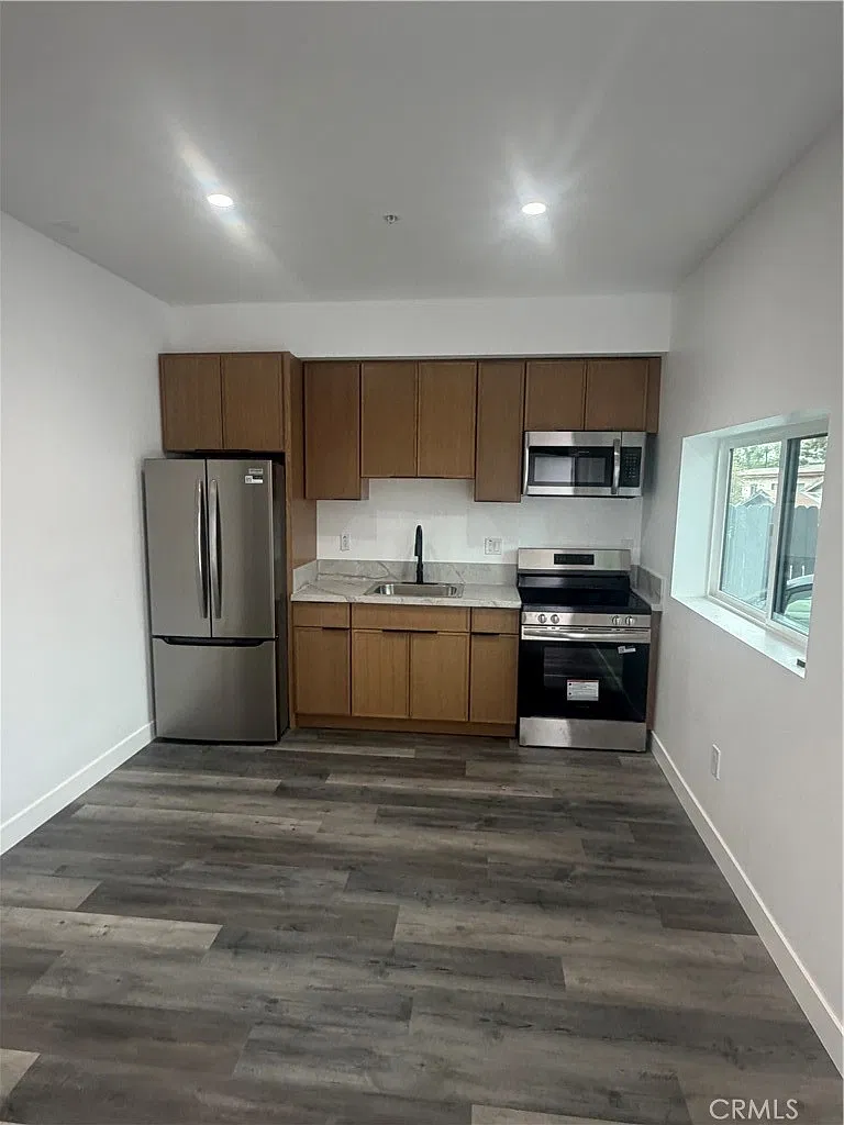 3 bed, 890 sqft, $3,300 — Photo 1