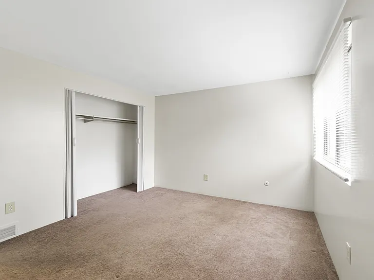 Greenwich Manor Apartments — Photo 61