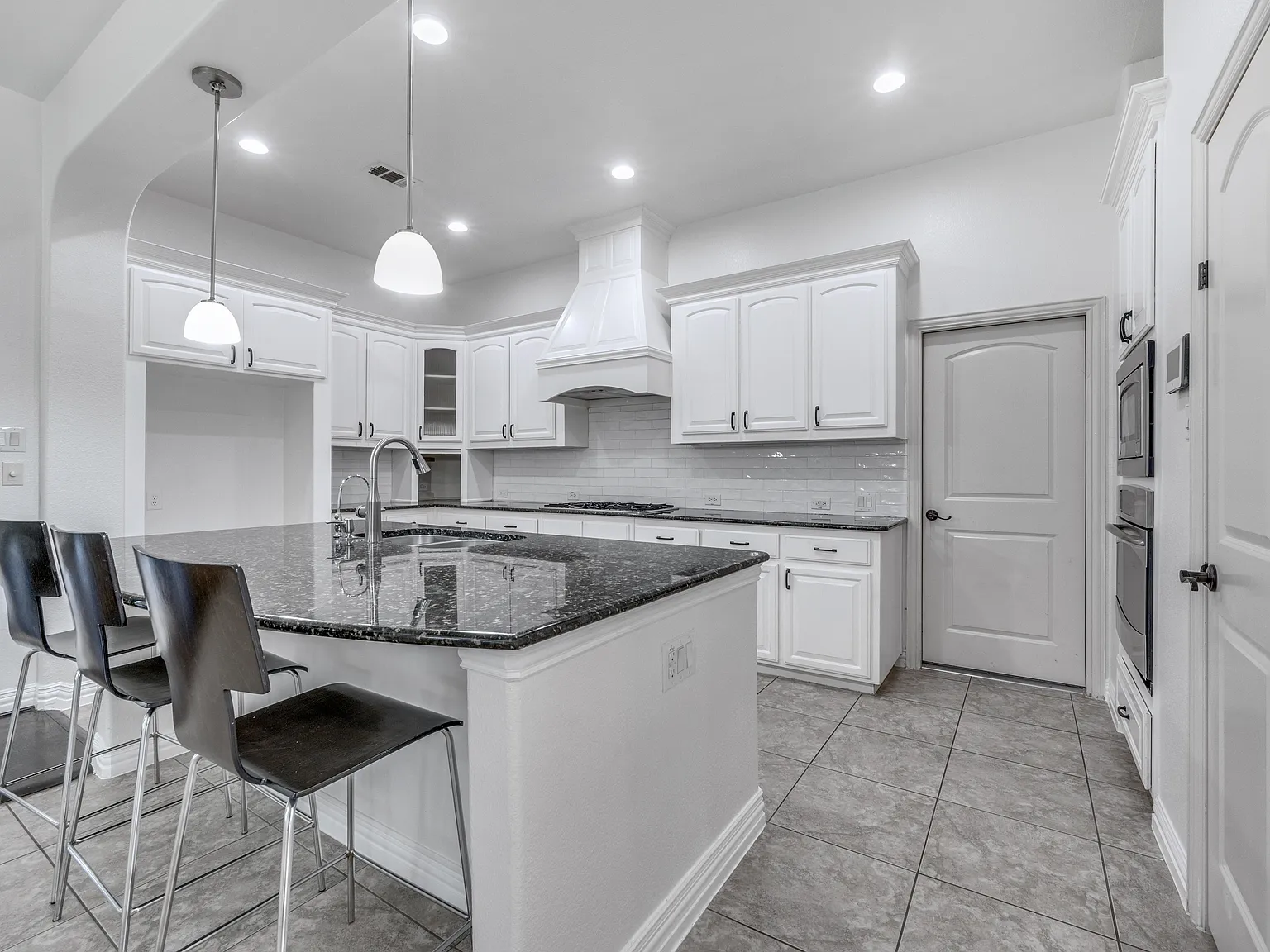 4 bed, 3758 sqft, $4,200 — Photo 3