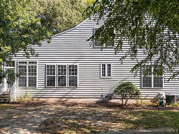 4th image of 10 Annapolis Ct