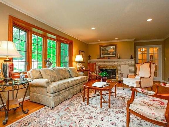Living room w/fireplace